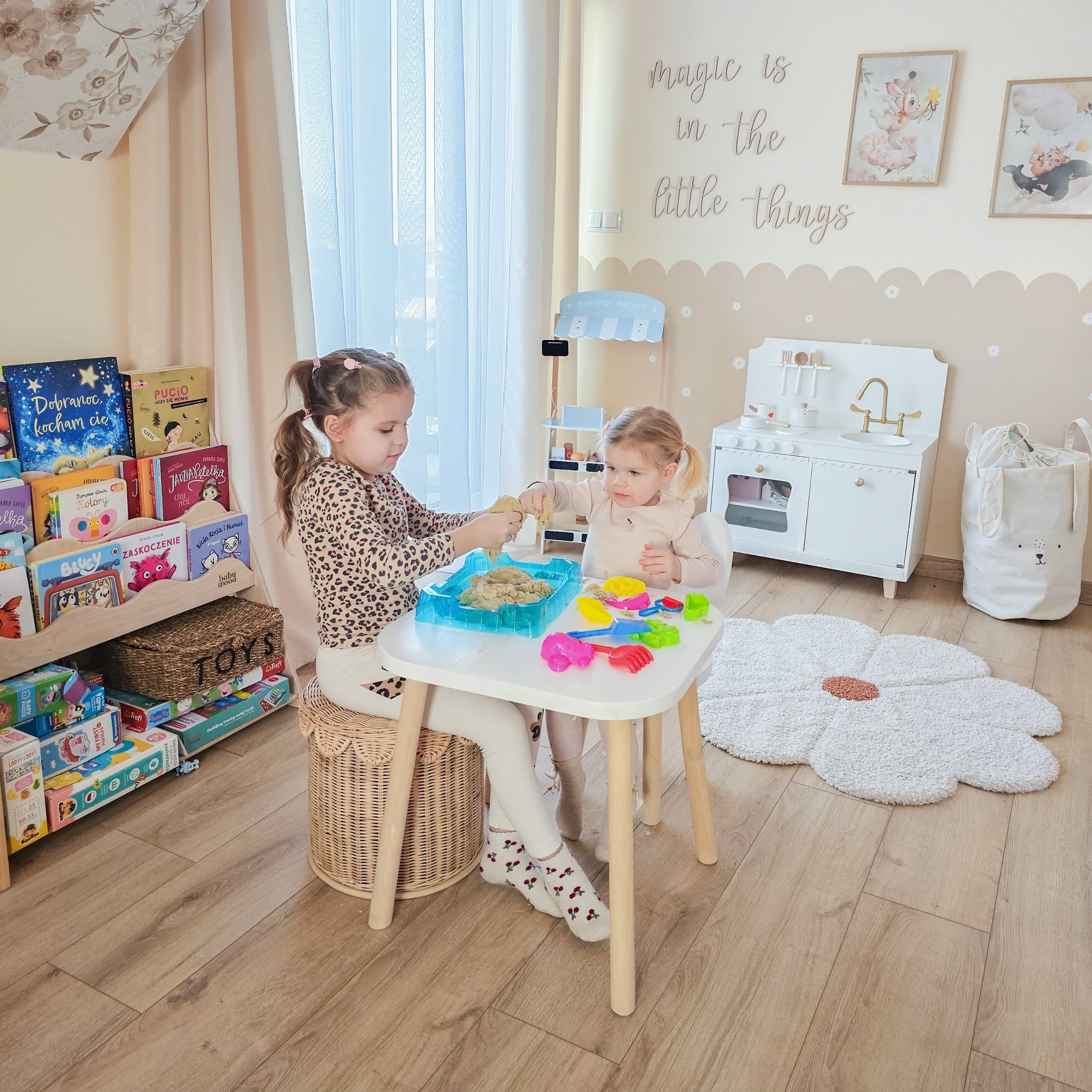 WOOPIE Piasek Kinetyczny 0,5 kg Zestaw Stolik z Foremkami