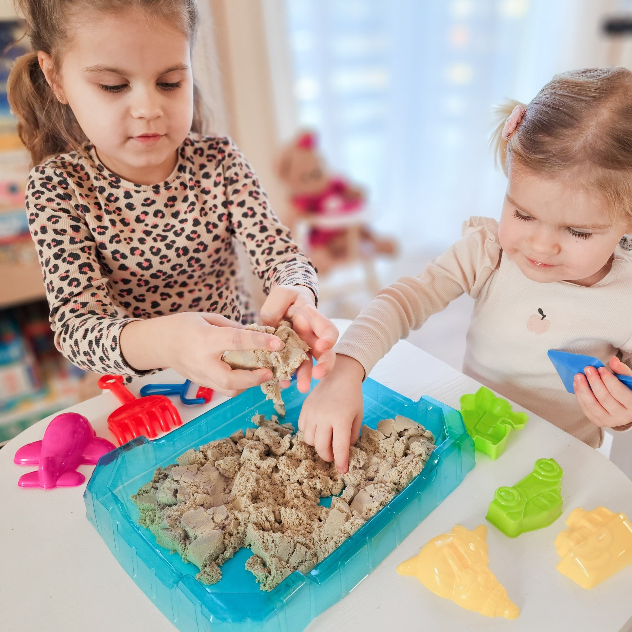 WOOPIE Piasek Kinetyczny 0,5 kg Zestaw Stolik z Foremkami