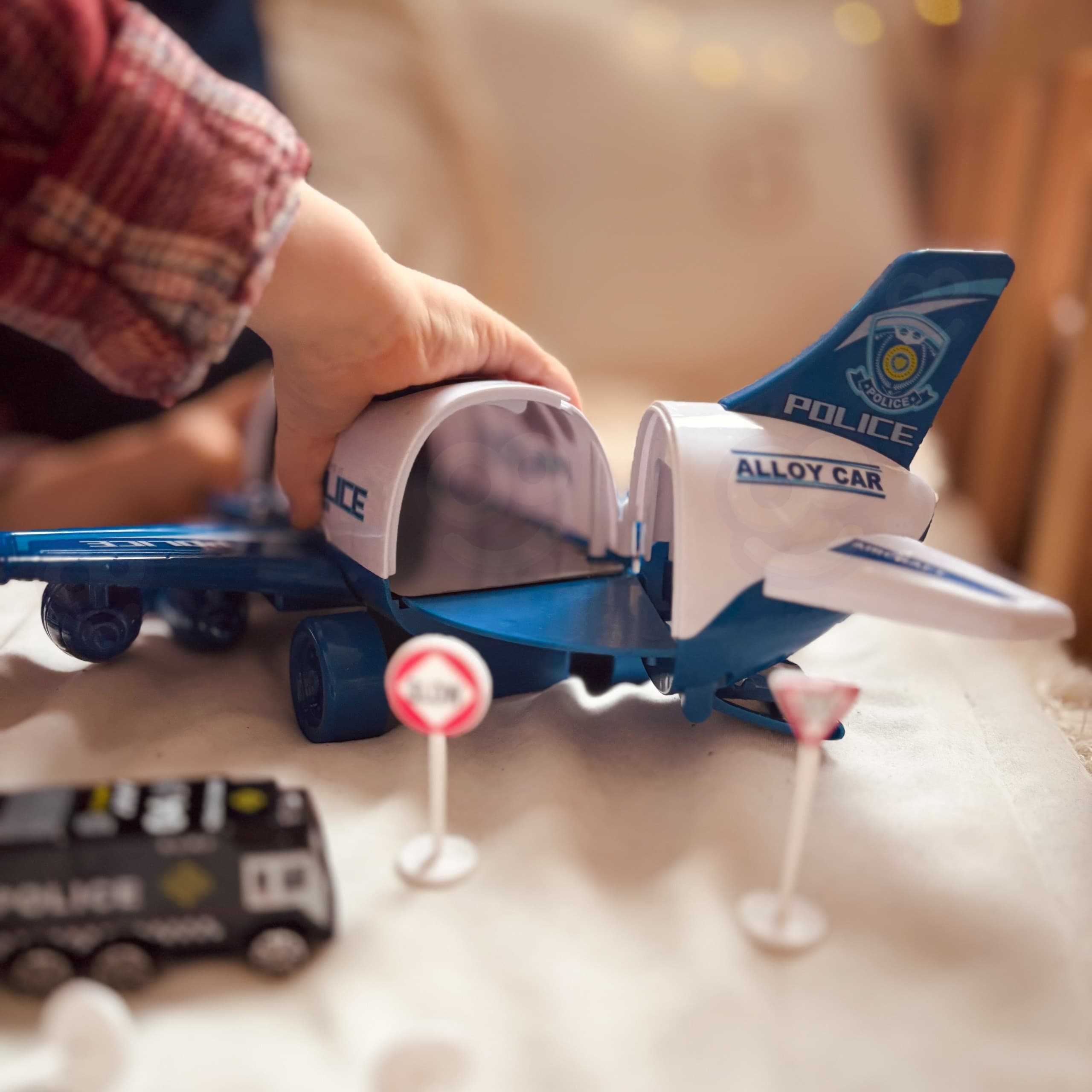 WOOPIE Samolot Rozkładany Transporter Policja z 3 Autami Policyjnymi Zestaw XL Znaki Drogowe